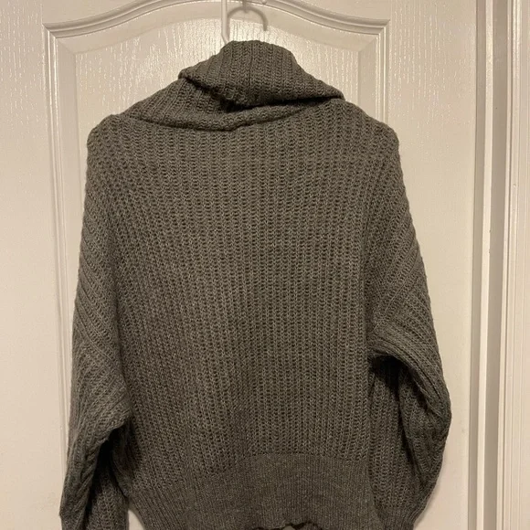 Elan Turtleneck Sweater, size L - Picture 6 of 10